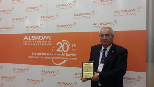 Директор Ферганского филиала АО СК "ALSKOM" Камалитдин Салахадинов был удостоин премии "Олтин Соябон"